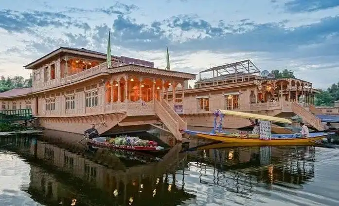Kashmir houseboat tour package with Tourist Hub India